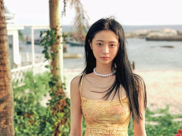 搜狐娱乐讯 近日，周洁琼晒出海边美照，她身穿黄色吊带裙，胳膊纤细，