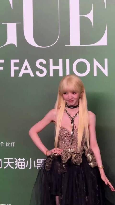 进入爱豆预备役的田曦薇，如果没有中间项链会更完美