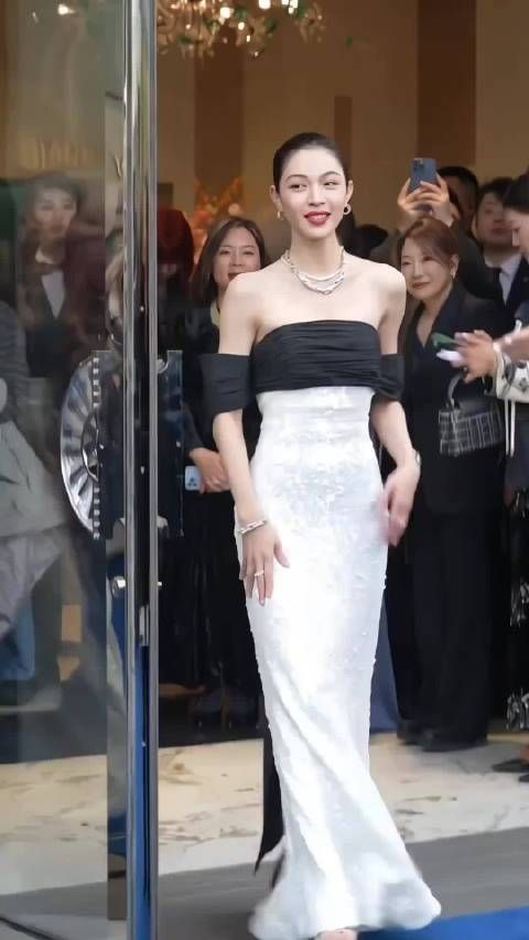 钟楚曦北京三里屯活动，这气质太好了钟楚曦