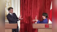 马克龙访问日本的镜头，高市早苗朝马克龙做发波动作，马克龙回应