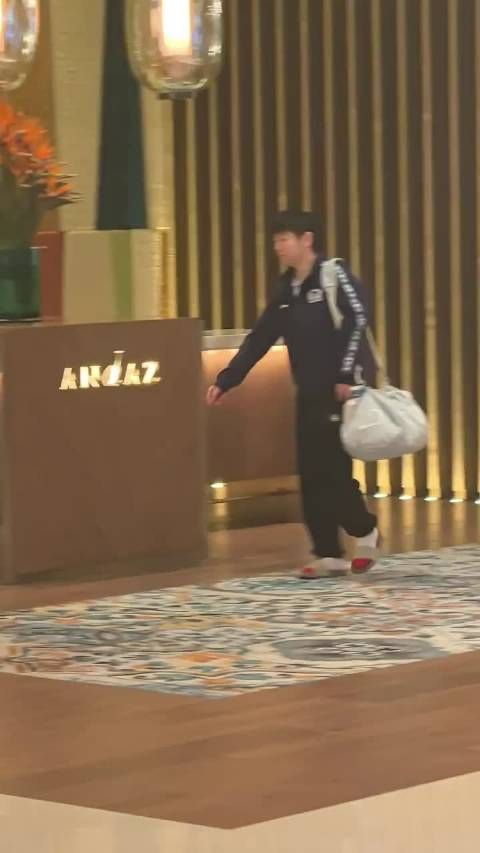 04.02 孙颖莎穿着拖鞋出发上训