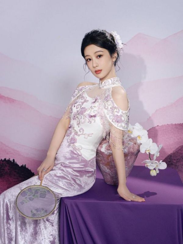 杨紫身姿曼妙，曲线迷人。