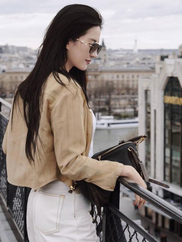 刘亦菲站在露台上欣赏附近的风景。