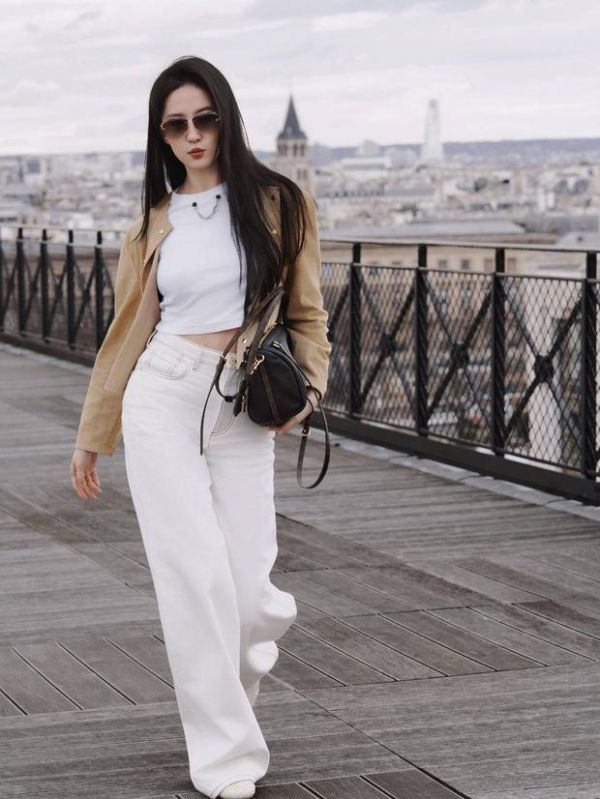 搜狐娱乐讯 2日，刘亦菲在社交平台上晒出一组巴黎随拍美照，她戴着墨镜在露台上悠闲漫步，自由随性，松弛感拉满！