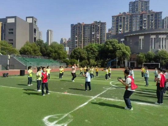 南昌市珠市学校云飞路校区,学生们在上体育课。受访单位供图