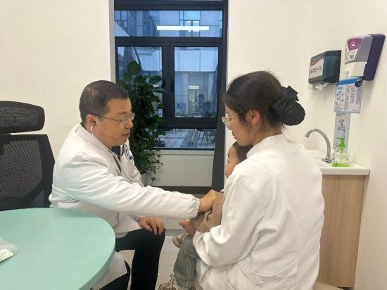 南昌大学第一附属医院儿科主任陈晓(左一)正在接诊。受访者供图
