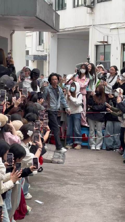 张凌赫出妆低调温柔显教养