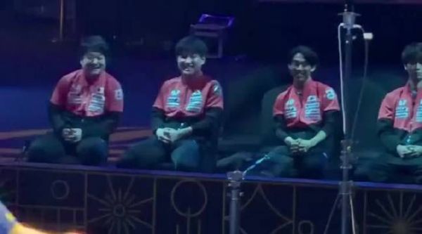 张本智和1比4输给林昀儒后，现场观看的比赛，有说有笑，心情调整的不错