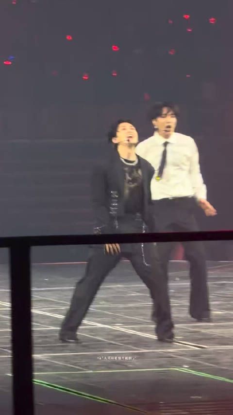 男子为兄庆贺四十大寿送祝福