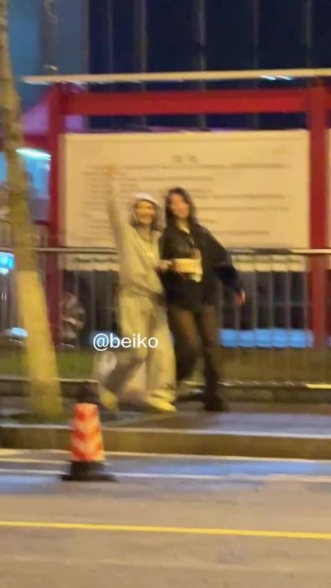 谢娜李小冉同台互动展现多年友谊