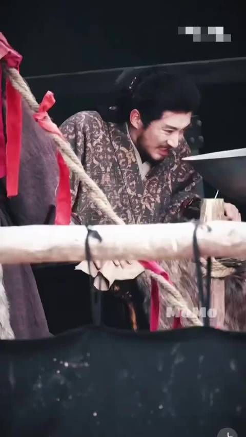 刘学义江山大同造型曝光，雕花椅扶膝气场强大