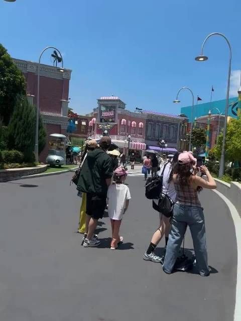 网友在新加坡偶遇唐嫣一家三口游玩，永远幸福下去