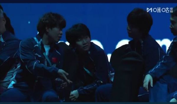 王艺迪、覃予萱等局间讨论战术，任浩神情凝重