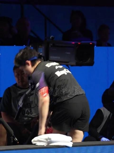 换个衣服再战的王楚钦