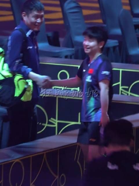 师徒情深 莎莎说完thanks就走向了邱贻可老师