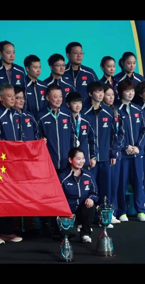 孙颖莎何卓佳共享奖杯，马琳搀扶五星红旗差点摔倒瞬间