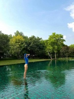 谷爱凌与何超欣在国外度假，穿泳装身材健美，每日骑车玩水好休闲