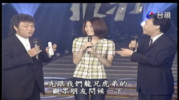 王菲早年节目考古，蓝色眼影儿化音引热议