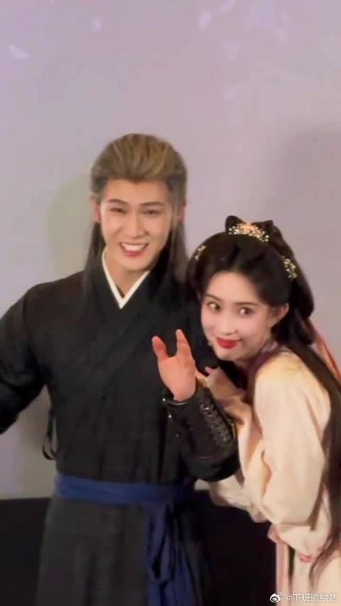 他们真的好像一个豹豹 一个猫猫啊