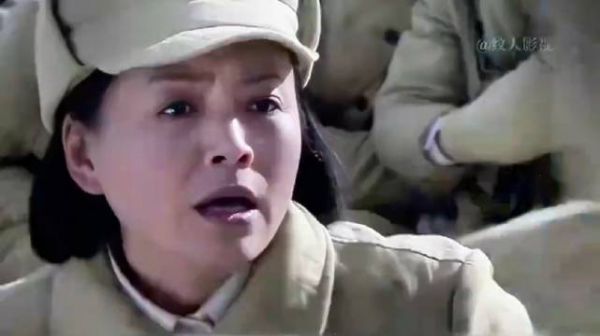 女兵见一群男兵在撒尿赶忙上前制止，原来高原上撒尿会死人