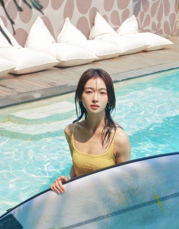 吴谨言湿发造型好性感。