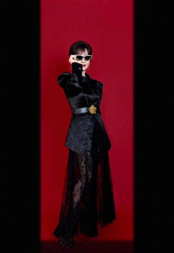 赵雅芝黑衣飒爽，戴墨镜散发神秘感。