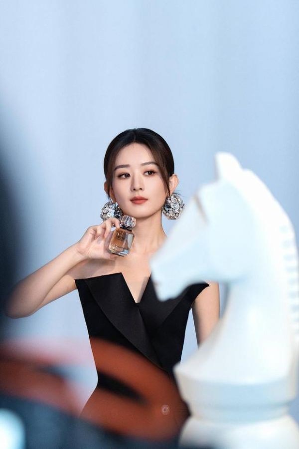 赵丽颖端庄优雅。