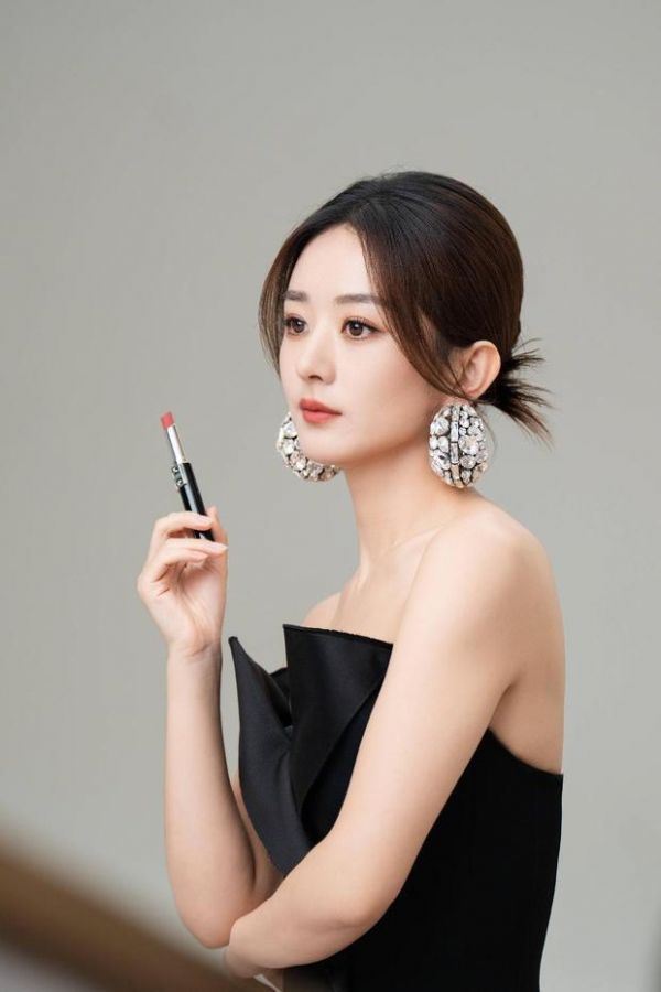 赵丽颖肌肤白皙。