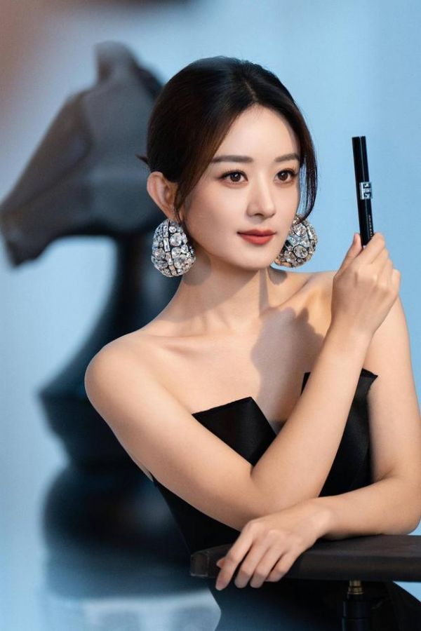 赵丽颖性感迷人。