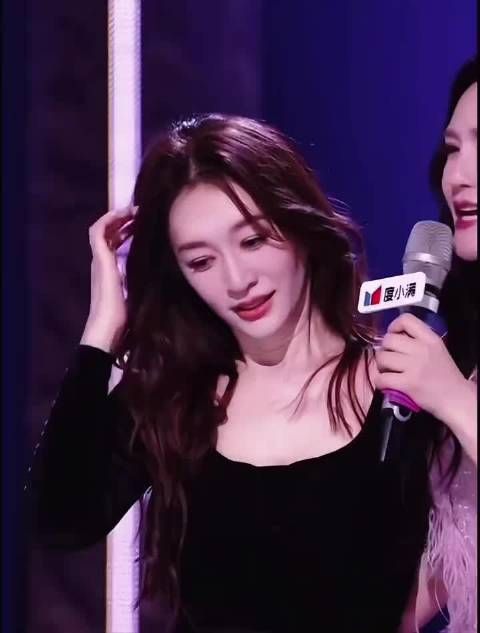 李小冉舞台松弛幽默被称微醺状态，冻龄颜值圈粉