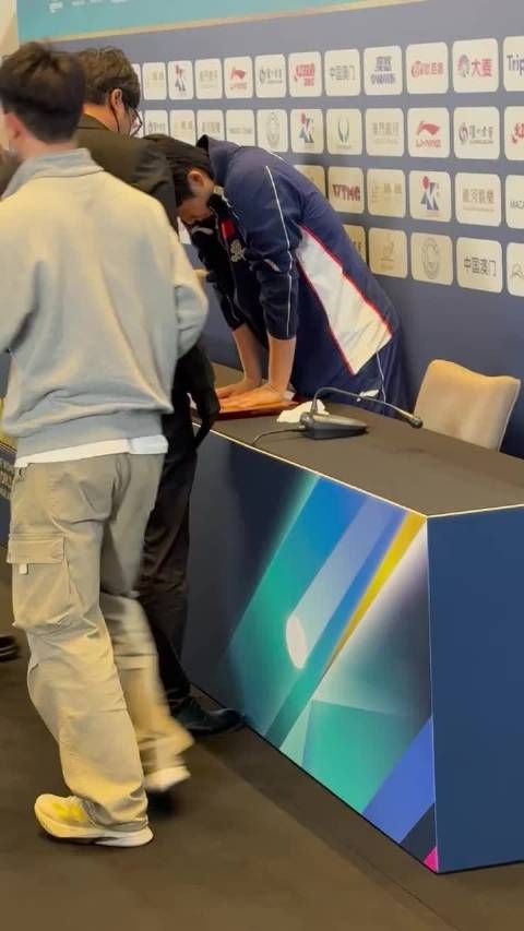 王楚钦孙颖莎按冠军手印，见证并肩与坚持