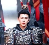 继“粉底液将军”后，张凌赫再爆坏消息，难怪粉丝敢围攻军号