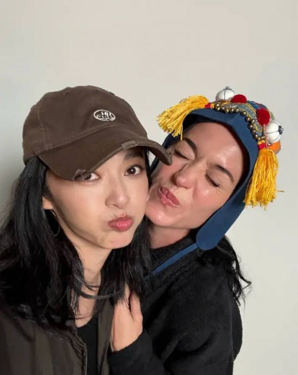 搜狐娱乐讯 姚晨晒出与水果姐Katy Perry的同框照,赠予对方虎头帽,二人巴黎温馨互动,画面鲜活治愈。