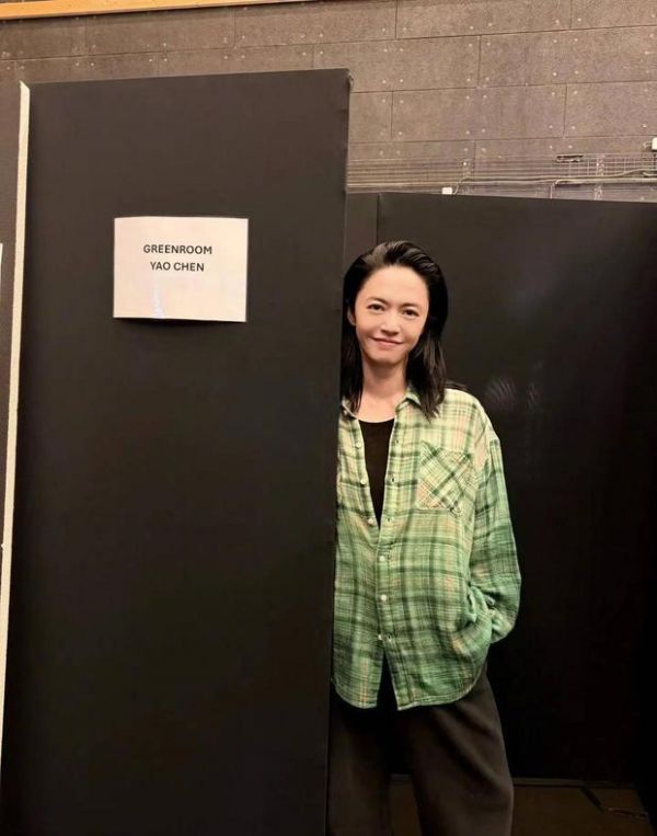 姚晨穿绿格衫现身,笑容超甜。