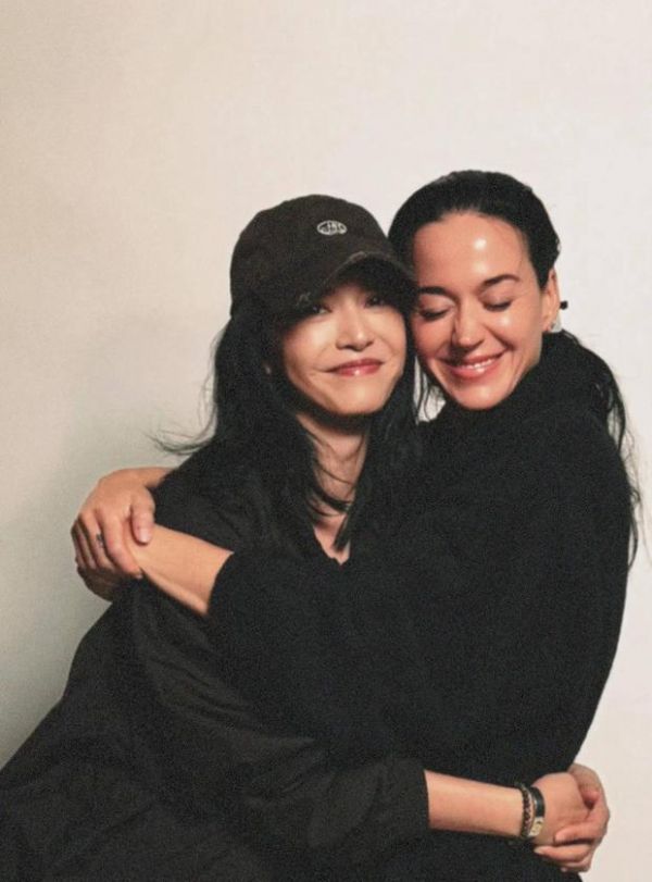 姚晨水果姐拥抱,温馨友爱。