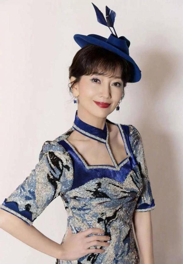 搜狐娱乐讯 近日,赵雅芝一组蓝白亮片礼服大片曝光,头戴羽毛礼帽,妆容精致,气质雍容华贵。