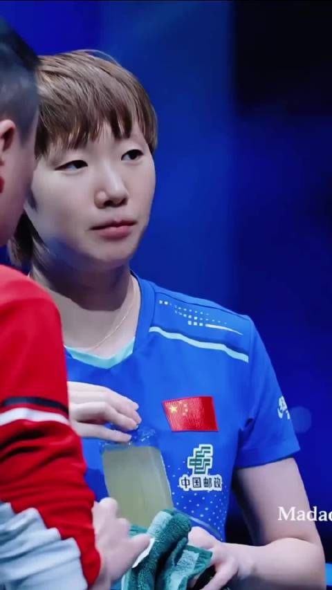 歪头的一瞬间小眼神儿爱了 王曼昱