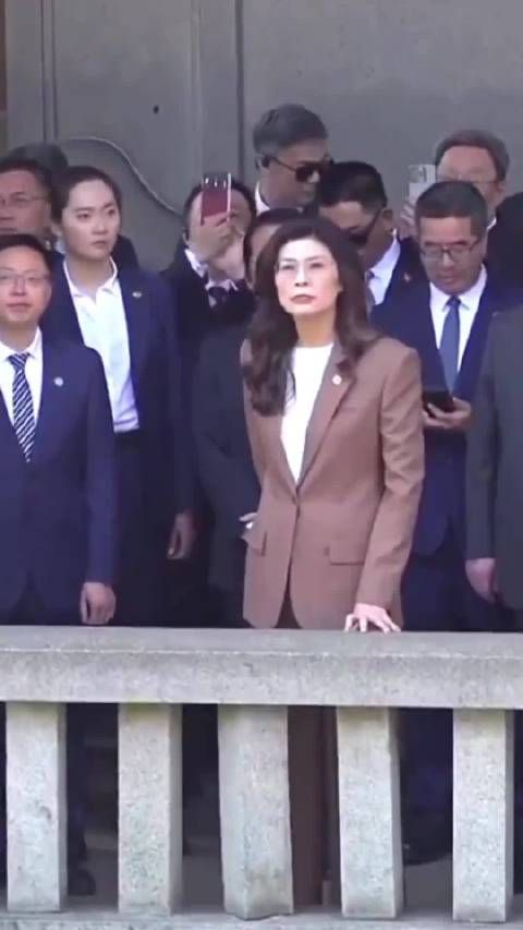 郑丽文主席,还是很有范儿的! 她身后我们的美女保镖也不逊色