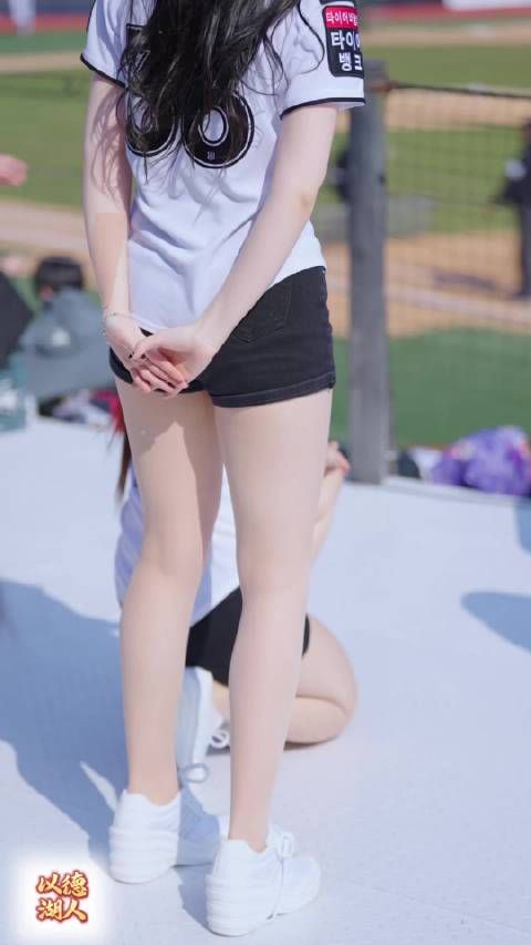 韩国棒球比赛的拉拉队表演，这舞蹈太惊艳真的喧宾夺主了