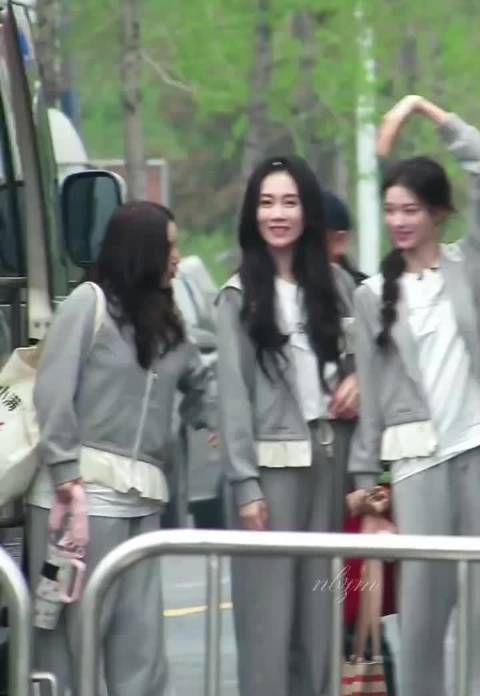 阚清子、温峥嵘、张艺上一起比心和粉丝打招呼好有爱!