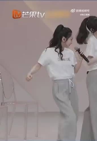 陶昕然性格好活泼啊！爱玩爱跳，看起来好欢乐