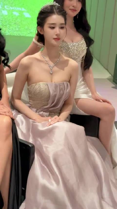 果然是世界小姐选美冠军，两人的气质和颜值差别一下就出来咯