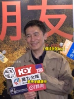 梁朝伟真是可可爱爱 记者跟他说网民觉得他笑一笑好靓仔，伟仔就一直挂起微笑