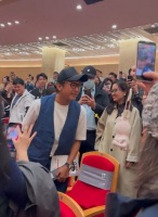 杨颖邓超低调现身观众席支持陈赫话剧，网友呼吁baby加盟五哈