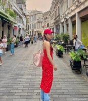 海南偶遇马龙一家！妻子带娃穿搭随性又时髦，这状态哪像孩子妈？