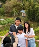 佟大为关悦三清山遛娃！9岁小儿虎头虎脑，关悦富态难掩女神范儿