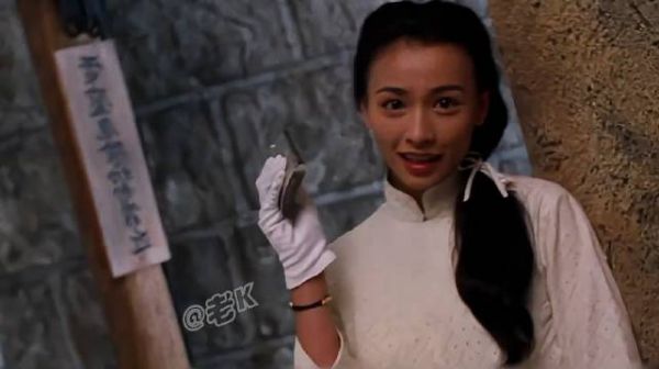 黑老大妄图欺负女孩，下一秒直接被一招反杀