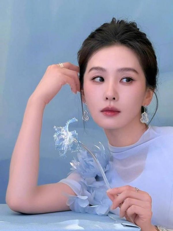 搜狐娱乐讯 近日，刘诗诗冰蓝国风造型释出，轻纱飘逸配白花，气质温婉清冷，仙气十足。