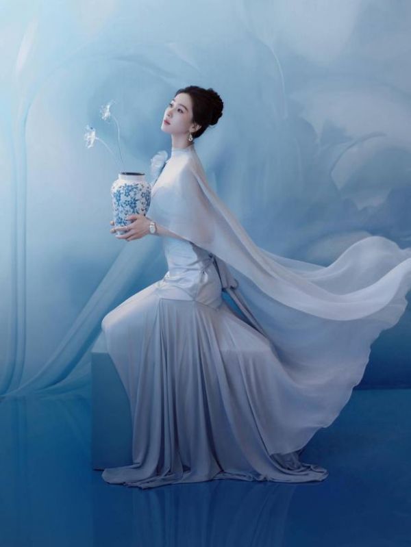 刘诗诗气质温婉娴静。