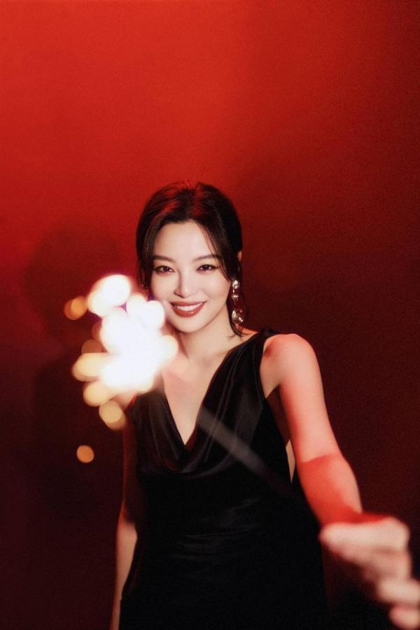 辛芷蕾开心放烟花,活力十足。